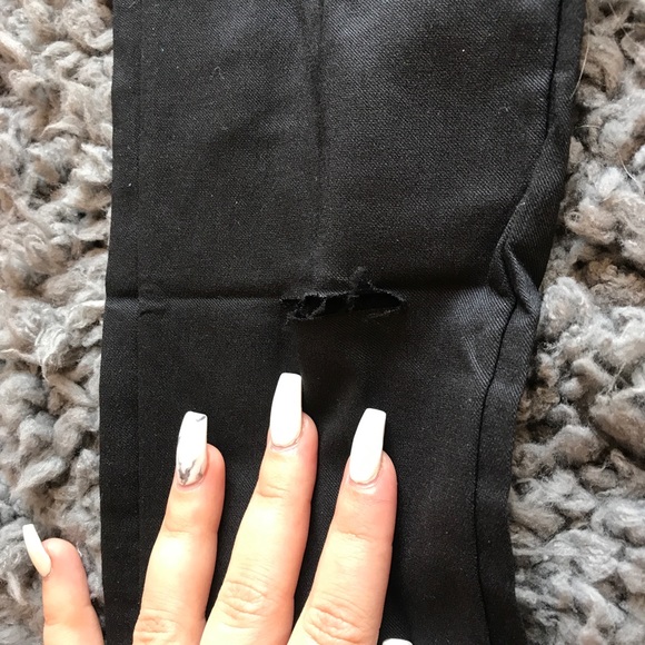 Black ripped skinny jeans  🌻 - Picture 5 of 7